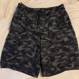 Men’s M Lululemon Camo Shorts (lined)